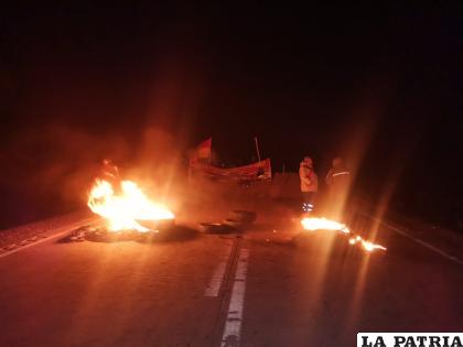 El bloqueo comenzó desde las primeras horas del lunes en la ruta Oruro- Pisiga / LA PATRIA 
