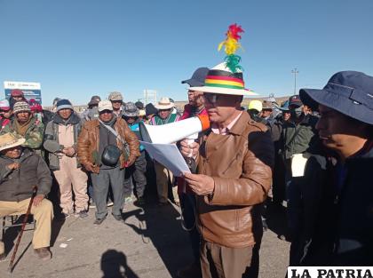 El gobernador de Oruro durante la reunión con los comunarios en el lugar de bloqueo /Gador
