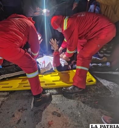 Bomberos socorren al joven tras saltar de la residencial /Cortesía