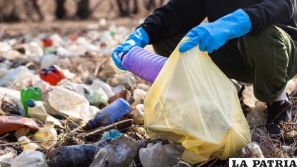La cruzada global se dirige a contrarrestar la contaminación por plásticos. / Freepik