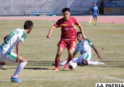 Aldair Mamani intenta superar la marca de sus rivales /LA PATRIA
