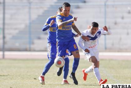 Ángel Bravo avanza con balón dominado /LA PATRIA
