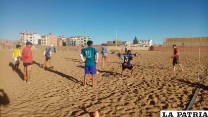 Durante los entrenamientos de la selección de Oruro en fútbol playa /LA PATRIA