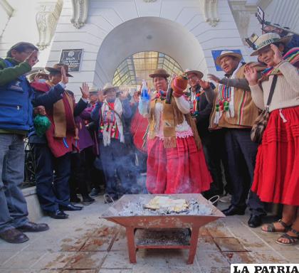 Mesa de agradecimiento a la Pacahamama luego de la firma del convenio para Oruro, Caracollo y Belén de Andamar /GAMO