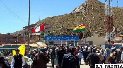 Paso fronterizo Bolivia- Perú /Los Tiempos