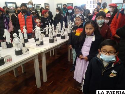 Algunos de los niños en medio de la exposición que protagonizaron/LA PATRIA