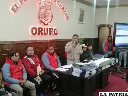 Autoridades departamentales presentan los documentos del proyecto del hospital /LA PATRIA