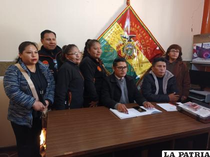 Los ejecutivos en las oficinas de la federación, encabezados por Joel Mamani/LA PATRIA  