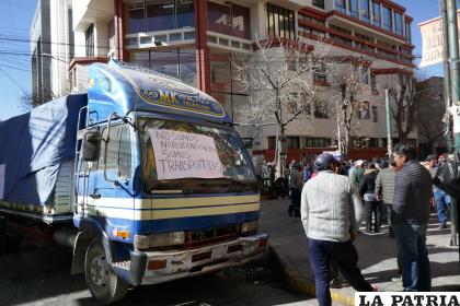 La calle del Tribunal Departamental de Justicia es bloqueado por los transportistas /LA PAT