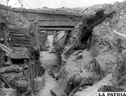 Una trinchera alemana ocupada por soldados britaÌnicos durante la batalla del Somme /PD
