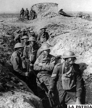 Soldados australianos en una trinchera con máscaras antigás en los alrededores de Ypres /Frank Hurley /
