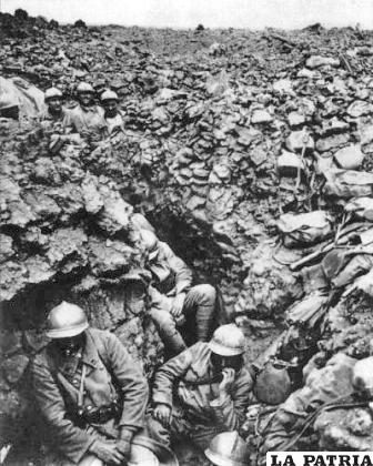 Soldados ocultos en su trinchera durante los bombardeos en VerduÌn /CC

