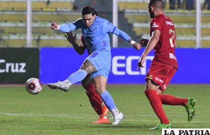 Carmelo Algarañaz con el balón, fue autor del tercero de Bolívar /APG