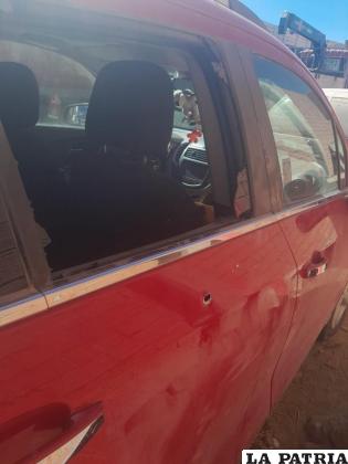 Se pueden notar impactos de bala en la carrocería del Chevrolet /LA PATRIA