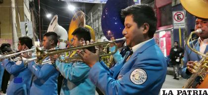 Las bandas de música acompañaron el recorrido 
/LA PATRIA