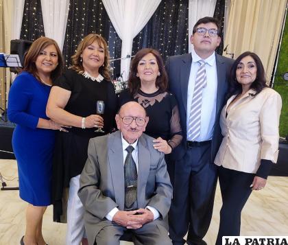El pianista junto a sus familiares y amigos /Vania Miranda