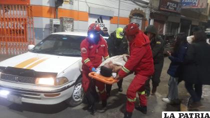 El joven es socorrido por Bomberos a un centro médico /LA PATRIA