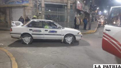 La víctima se ocultó debajo del taxi, presumen que el conductor no se percató de su presencia /LA PATRIA