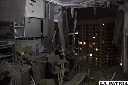 Un edificio dañado se ve en Kiev, Ucrania, tras ataques aéreos rusos /AP Foto /Jae C. Hong