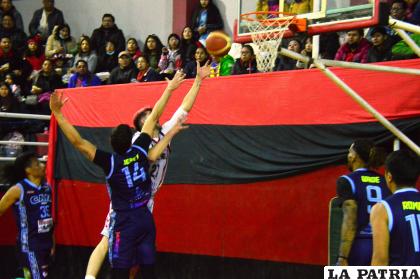 Saracho intento por todos los medios remontar el score, pero no logro su propósito /LA PATRIA