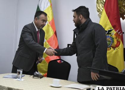 El ministro de Gobierno, Eduardo Del Castillo, junto al Cónsul General de Chile en Bolivia, Fernando Velasco /APG