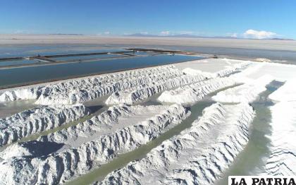 El Salar de Uyuni es la fuente del recurso que Bolivia sueña con industrializar / GETTY IMAGES