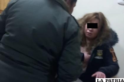 La mujer de 57 años vistió la chamarra institucional de la DIO /Cortesía