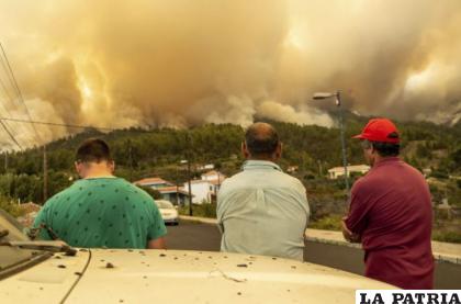 Residentes observan un incendio cerca de Puntagorda en La Palma /AP