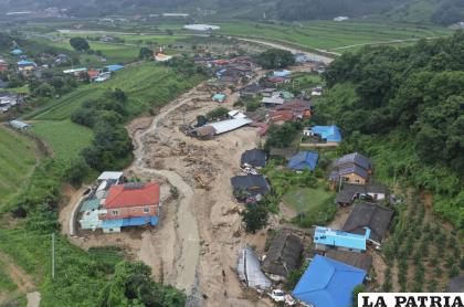 Casas colapsadas por un deslizamiento de tierra causado por las fuertes lluvias /AP