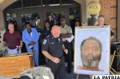 El jefe policial de Hampton, James Turner, muestra una fotografía de Andre Longmore /AP