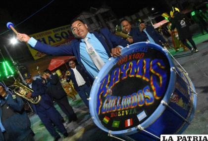 Una banda ameniza la noche /APG