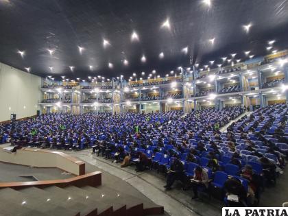 Maestros dando el examen en el Teatro Internacional Oruro /LA PATRIA