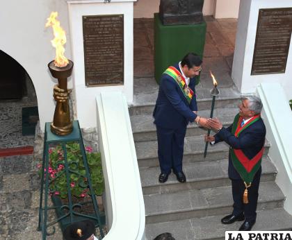 El Presidente Arce en el encendido de la tea en la casa de Murillo antes de su viaje /APG