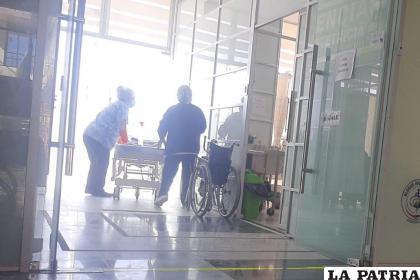 Personal médico atendiendo a la mujer /Cortesía