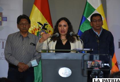 La ministra de Salud y Deportes, María Renée Castro (centro) en conferencia de prensa /APG