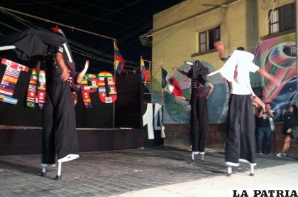 Teatro Arlequín Producciones de Oruro, actuando en el Perú /E. Antezana