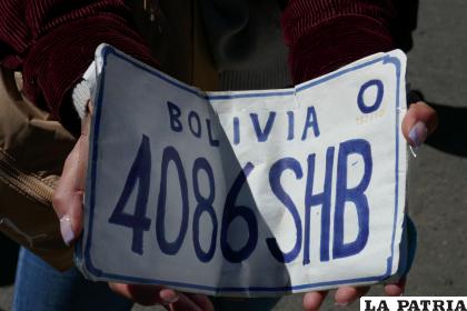 Encontraron una placa hecha de papel /LA PATRIA