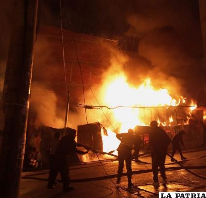 Incendio controlado tras horas intensas de trabajo y coordinación entre Bomberos y vecinos involucrados /Internet