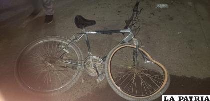 La bicicleta presentó daños materiales en la rueda delantera /LA PATRIA