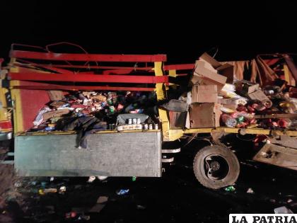 El camión que transportaba mercadería terminó con daños considerables en su estructura / LA PATRIA