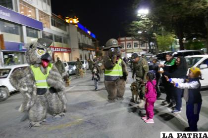 Niños saludan al Elenco de Paquito /LA PATRIA