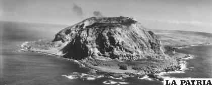 La isla de Iwo Jima, cuyo punto más elevado es la cima del monte Suribachi de 169 metros, era un punto intermedio importante entre Japón y las bases de los bombarderos Aliados. Tras la batalla, en la que murieron más de 6000 estadounidenses y 20 000 resultaron heridos, algunos cuestionaron si aquel diminuto puesto volcánico había valido un precio tan alto /W. EUGENE SMITH, THE LIFE PICTURE COLLECTION/GETTY IMAGES