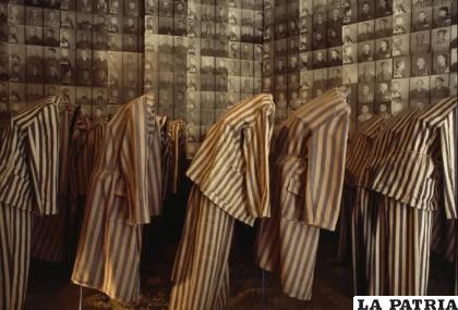 Una exposición de fotografías y uniformes de las víctimas de los campos de concentración. Auschwitz, Polonia / JAMES L. STANFIELD