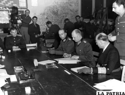 Alfred Jodl, jefe del mando de operaciones de las Wehrmacht, firma un acta de capitulación militar incondicional y alto el fuego el 7 de mayo de 1945 /UNIVERSAL HISTORY ARCHIVE, UNIVERSAL IMAGES GROUP, GETTY
