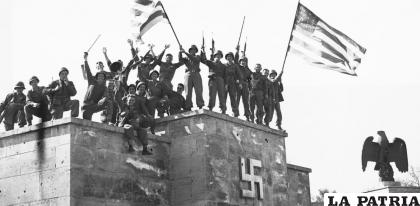Los soldados estadounidenses celebran la primera rendición incondicional de Alemania, que entró en vigor el 8 de mayo de 1945. Para evitar la posibilidad de una rendición ilegítima, el líder de la URSS Joseph Stalin organizaría una segunda rendición al día siguiente /HULTON-DEUTSCH COLLECTION, CORBIS, GETTY