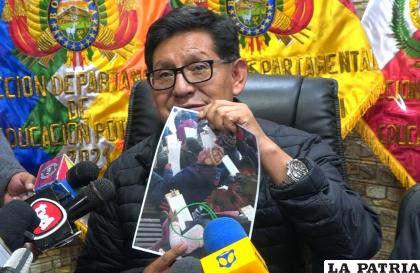 El ministro de Educación muestra las pruebas /ERBOL