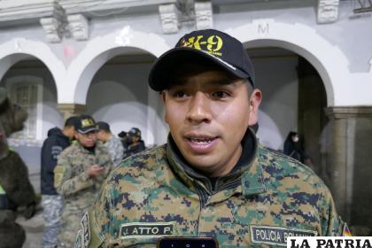 Teniente Jhasmani Atto, director del Centro de Adiestramiento de Canes /LA PATRIA