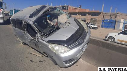 Vehículo quedó encima de la baranda /CORTESÍA