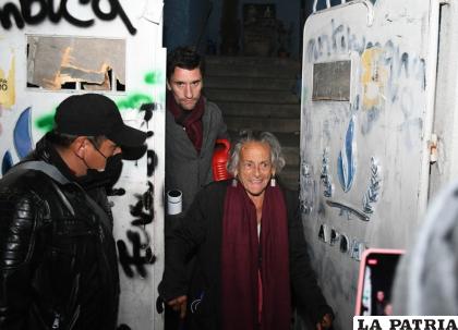 Amparo Carvajal saliendo de las instalaciones de la Apdhb /APG