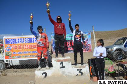 Los ganadores fueron condecorados con trofeos /LA PATRIA
